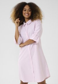 Abito camicia a righe in rosa chiaro e bianco, con fronte a bottoni, maniche corte e una vestibilità rilassata con orlo curvo.