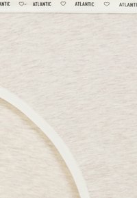 Beżowe bawełniane majtki o miękkiej teksturze, z szerokim białym elastycznym pasem z napisem "ATLANTIC" i wzorem serca oraz przyszytymi krawędziami.