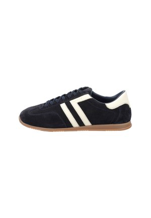 Czarny zamszowy sneaker z białymi paskami i detalem na pięcie, brązowa podeszwa i granatowe sznurówki, widok z boku.