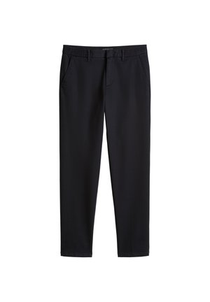 Zwarte, nauwsluitende broek met elastische tailleband, ceintuurlussen, zijzakken en een ritssluiting aan de voorkant, weergegeven tegen een witte achtergrond.