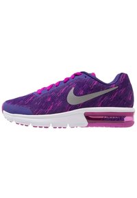 Tenisky Nike Air Max v purpurové a fuchsiov�é barvě s texturovaným pleteným svrškem, šedým swooshem a výrazným vzduchovým polstrováním v patě.