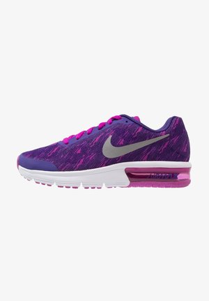 Nike Air Max sneakers in paars en fuchsia met een gestructureerde gebreide bovenkant, grijze swoosh en opvallende luchtkussens in de hak.