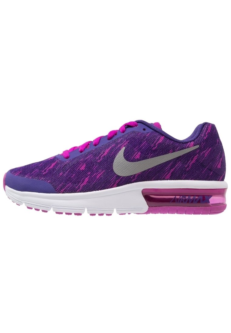 Tenisky Nike Air Max v purpurové a fuchsiové barvě s texturovaným pleteným svrškem, šedým swooshem a výrazným vzduchovým polstrováním v patě.