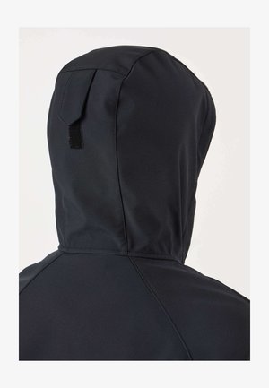 Set bagfra af en sort hættejakke med syninger og en lille rektangulær velcroflap på bagsiden af hætten.