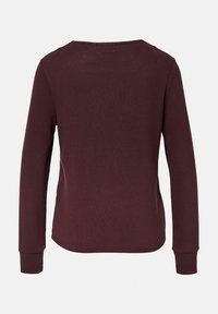 Langsleeve, bordeauxkleurig shirt met een ronde halslijn, zachte textuur en aansluitende manchetten. De achterzijde toont een gladde, onversierde uitstraling.