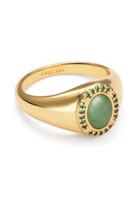 Anillo de oro con una piedra ovalada verde en el centro, rodeada de pequeñas gemas verdes en un montaje circular. Acabado liso y pulido.