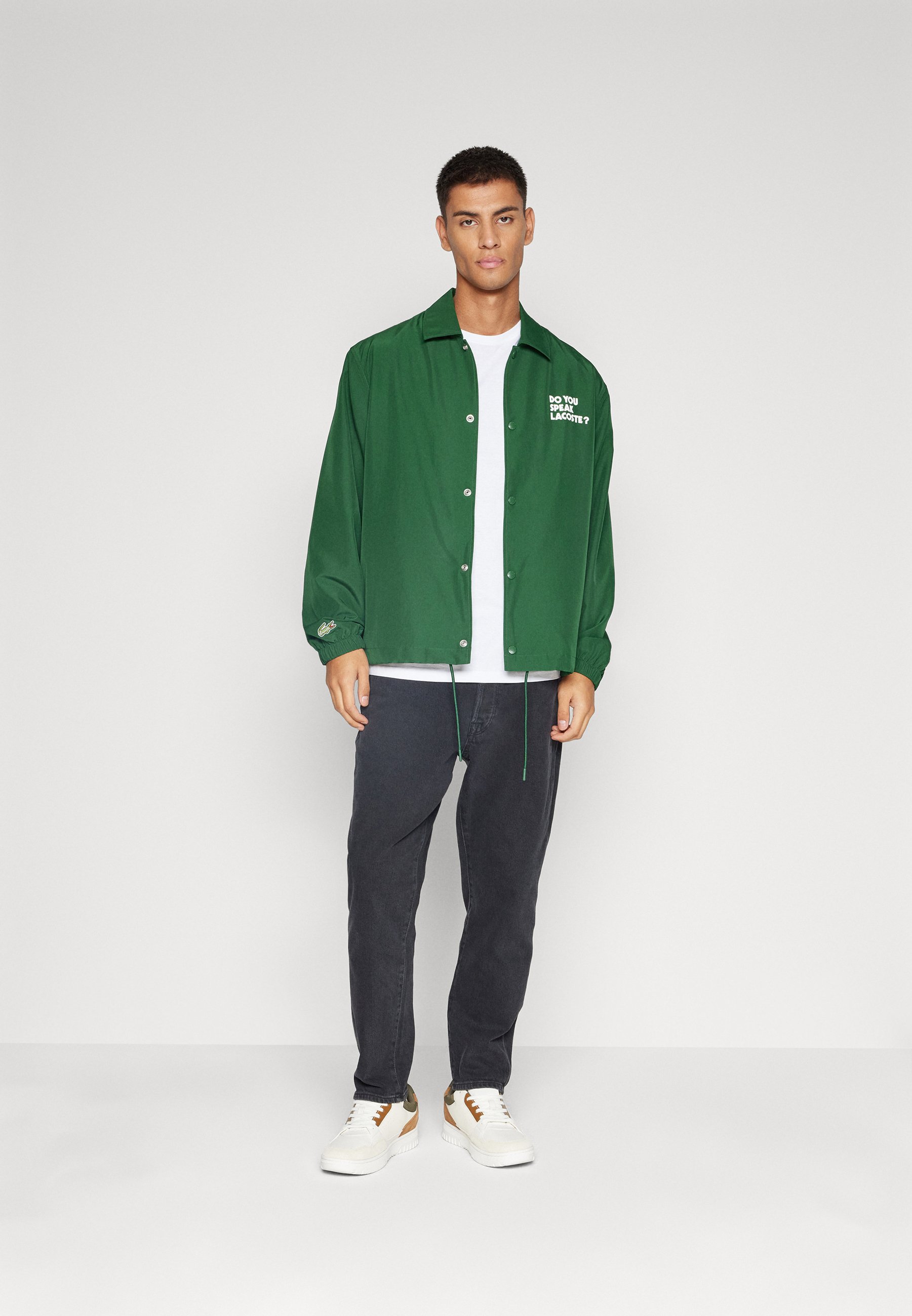 Lacoste オリーブグリーン ジャケット Men's Lacoste LIVE Heritage Graphic Logo Buttoned Bomber