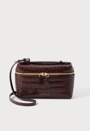 Sac à main rectangulaire marron foncé à texture crocodile avec fermeture éclair dorée et fine bandoulière, posé sur un fond blanc.
