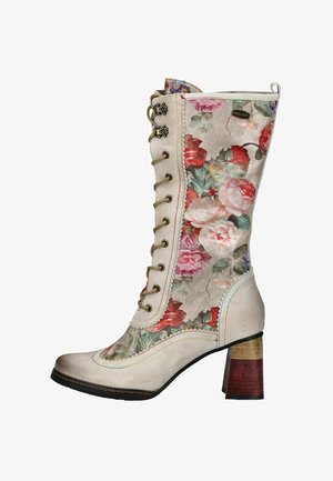 Bottine beige imprimée de fleurs avec un laçage à l'avant, des coutures décoratives et un talon bloc multicolore. Présente une finition texturée.