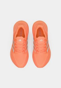 Φωτεινά κοραλλί παπούτσια τρεξίματος με ανώτερο μέρος από διαπνέον πλέγμα, τρεις ασημένιες ρίγες και υφασμένο πέλμα για καλύτερη πρόσφυση.