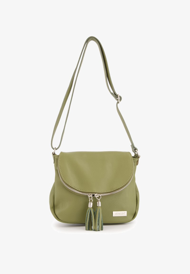 Groene lederen crossbody tas met een ritsluiting, ronde vorm en twee kwastjes. Voorzien van een verstelbare schouderband en een gemetalliseerd logo.