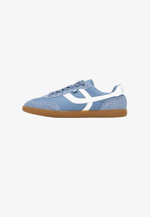 Scarpa da ginnastica bassa blu con striscia laterale bianca, dettagli in suede, suola in gomma color caucciù e chiusura con lacci.