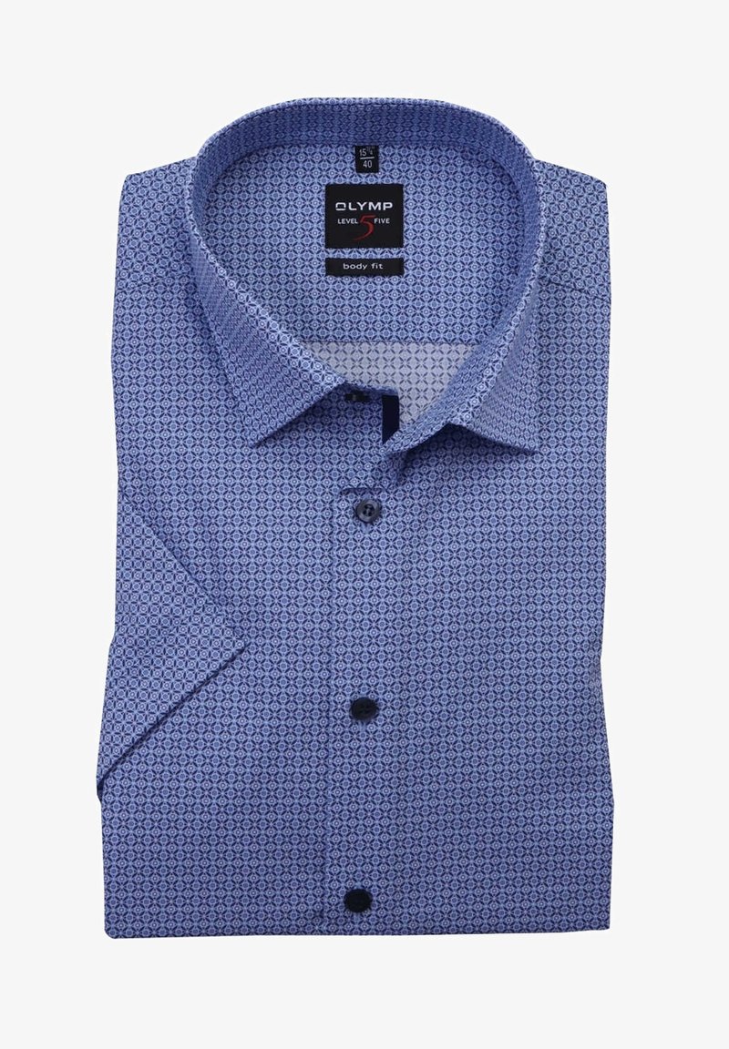 Chemise bleue à manches courtes à motifs, boutonnée, pliée avec col pointu et étiquette de marque visible indiquant Olymp Level Five body fit.
