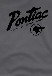 Dunkelgraues T-Shirt mit schwarzem Aufdruck "Pontiac Division of General Motors" und einem Emblem mit einem Silhouettenprofil eines amerikanischen Ureinwohners.