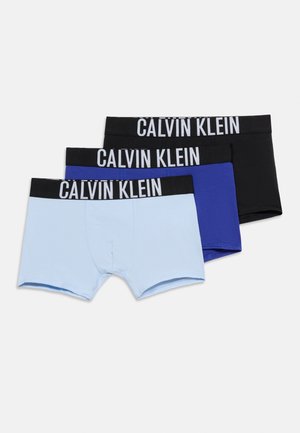 Tre boxer uomo Calvin Klein in azzurro chiaro, blu e nero con fascia in vita nera e logo bianco.