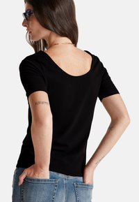 United Colors of Benetton SLIM FIT REVERSIBLE - Jednoduché tričko - black