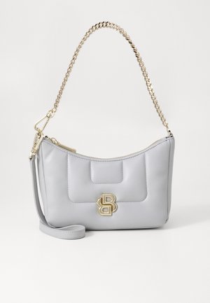 Borsa a tracolla in pelle grigia con una texture liscia, cinturino a catena dorata e un accento del logo dorato sul fronte. Chiusura con zip sulla parte superiore.