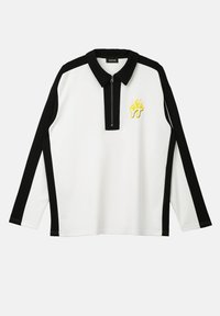 Polo shirt cu mânecă lungă alb și negru, cu guler cu fermoar, având un logo cu flacără galbenă și dungi negre contrastante pe mâneci.