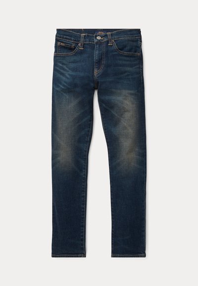 Jenas de ganga azul-escuro com um corte slim, apresentando um desbotamento subtil, costura em contraste, fecho de botão e um design padrão de cinco bolsos.