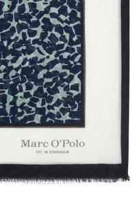 Marineblauwe en lichtblauwe gestreepte sjaal met een zachte, doorzichtige structuur, voorzien van een effen zwarte rand en een grijze merklogo aan de onderkant.