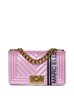 Roze-gequiltte handtas met een gouden kettingband, voorzien van een decoratieve sluiting en een zwart-witte logo-band aan één kant.