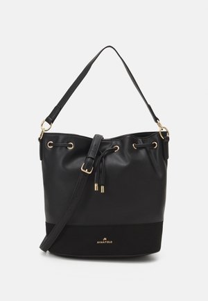 Bolsa de estilo cubo de cuero sintético negro con herrajes dorados, cierre de cordón y una sección superior lisa. Presenta el logo en la base negra.