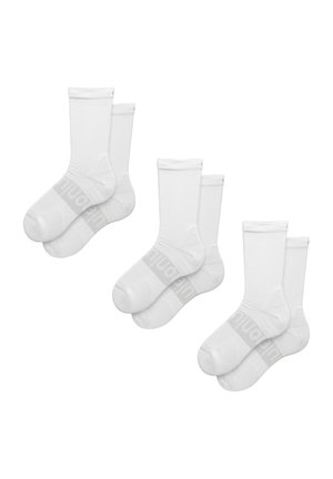 Białe skarpetki bawełniane typu crew, z wzmocnionym palcem i piętą, z teksturowanym paskiem i subtelnym logo blisko kostki. Opakowanie zawiera cztery pary.