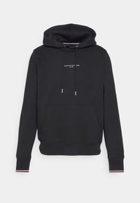 Czarna bluza z kapturem z przestronną przednią kieszenią, regulowanym kapturem i białym logo na klatce piersiowej. Rękawy mają czerwono-białe akcenty. Tkanina z mieszanki bawełny.