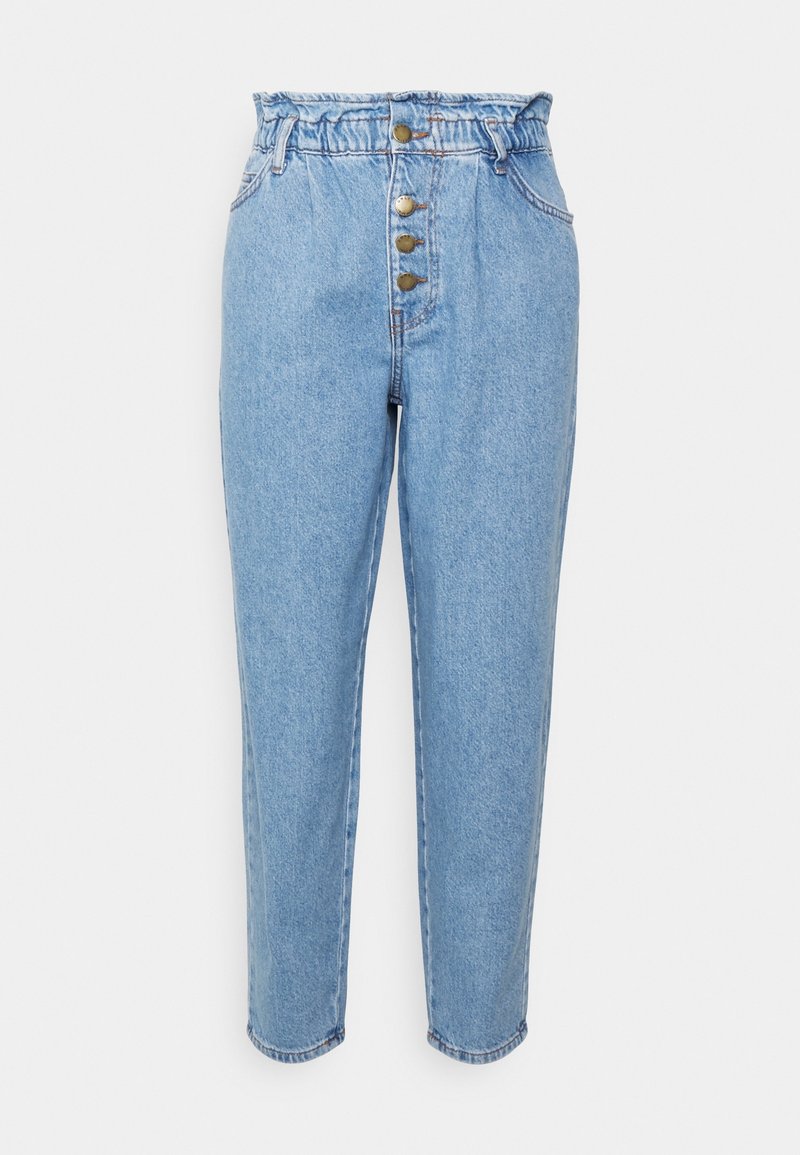 Jean denim bleu clair taille haute avec une taille paperbag et quatre boutons métalliques à l'avant.