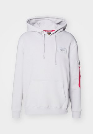 Hele halli kapuutsiga särgid, millel on esipocket, nöörid ja väike logo silt. Omab lukuga käe-taskut, millel on punane aktsent.