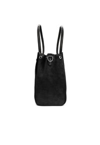Borsa tote in suede nera con due manici in pelle nera, un dettaglio ad anello argentato nella parte superiore e una forma rettangolare. Superficie testurizzata, design minimalista.