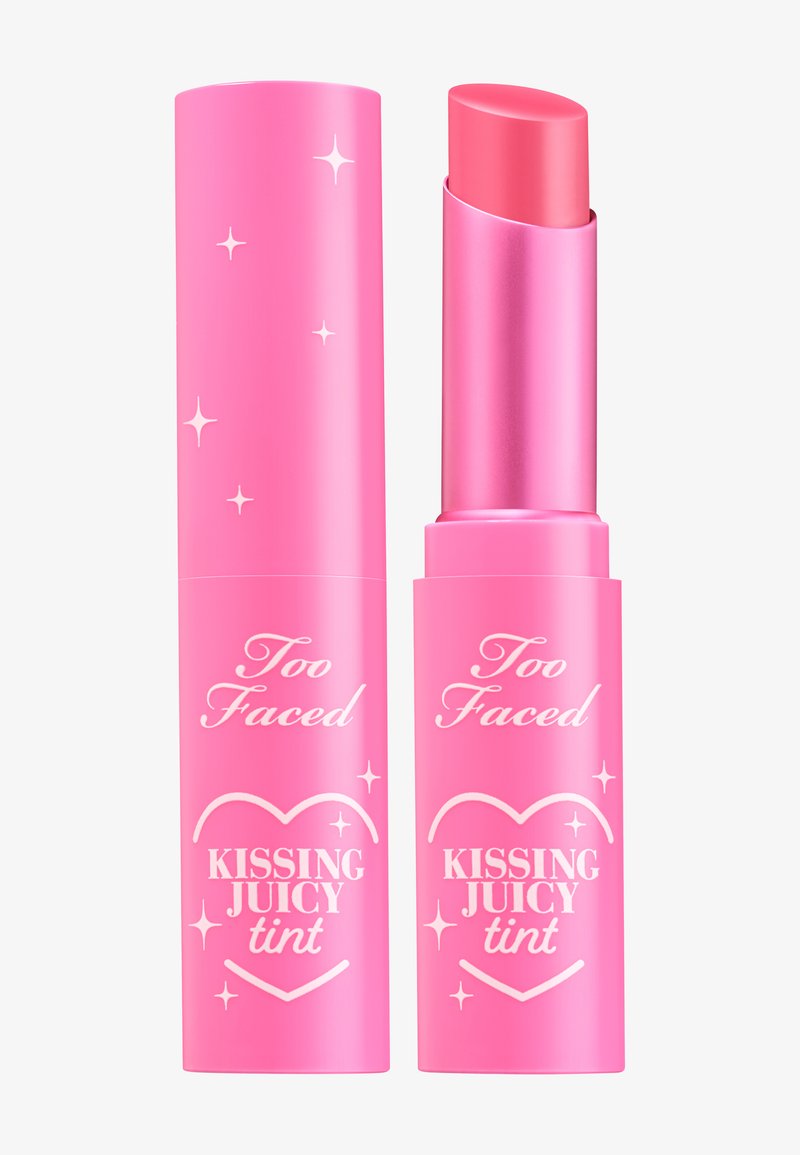 Roze lippenstiftcontainer met een glanzende afwerking. Draai-om ontwerp met een hart en tekst. De lippenstift is in een zachte rozetint.