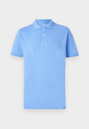 Helles blaues Polohemd aus Baumwollstoff, kurzärmlig, mit drei Knöpfen, besticktes Logo auf der Brust, glatte Textur.