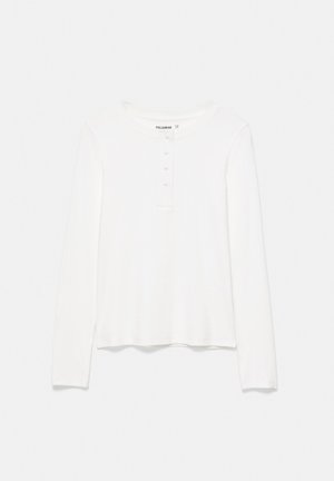 PULL&BEAR, SLIM FIT LONG SLEEVE WITH HENLEY NECK AND BUTTON DETAIL - T-SHIRT - T-shirt à manches longues - white