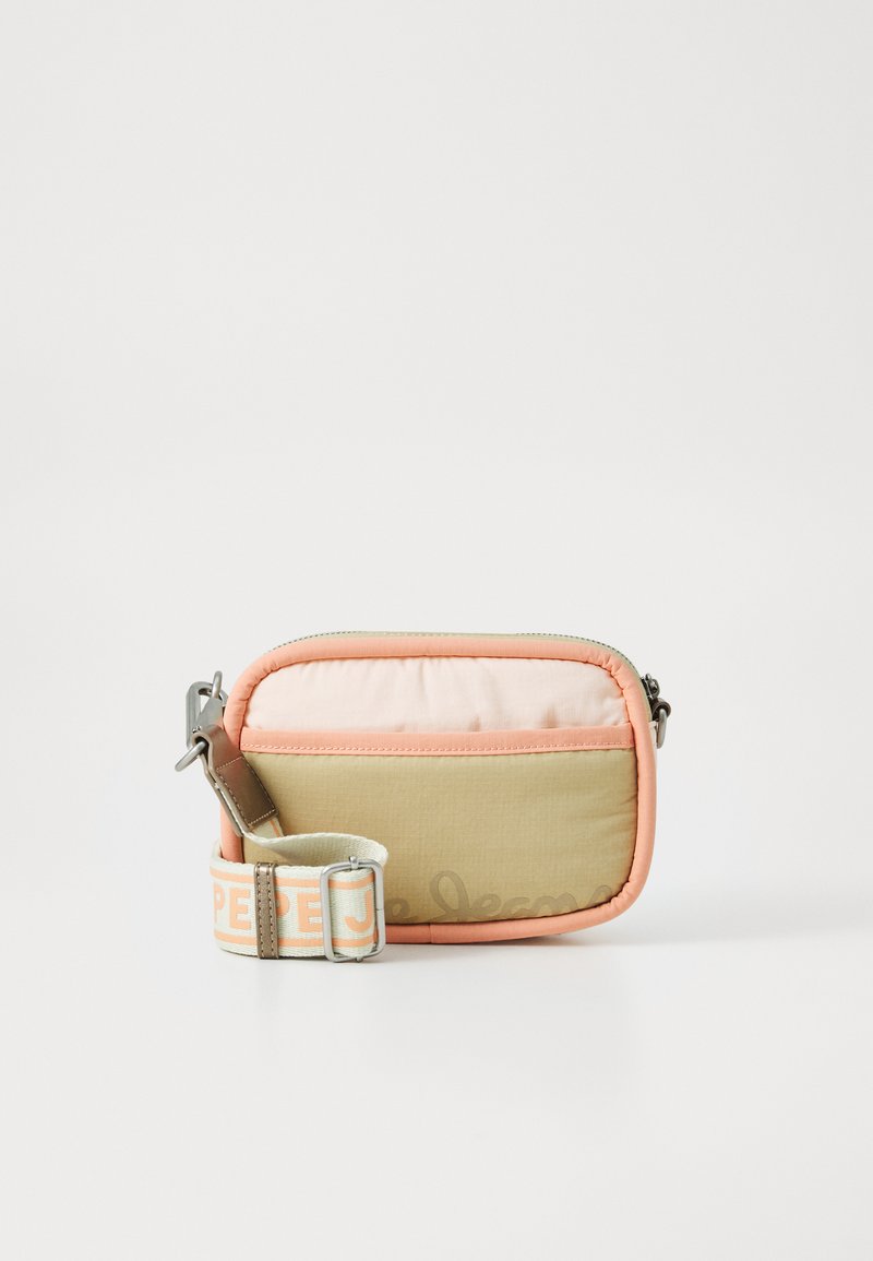 Kompakt rektangulær crossbody-task i beige og pink nuancer, med polstret ydre, lynlåslukning og et mønstret justerbart strop.