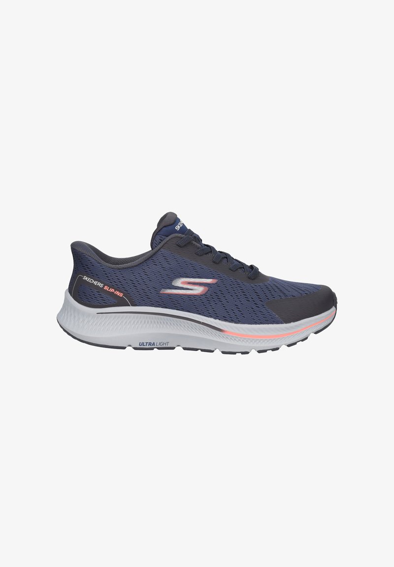 Zapatilla deportiva de color azul marino con parte superior de malla, acentos grises, media suela blanca acolchada y suela exterior negra texturizada. Incluye un logo en el costado.