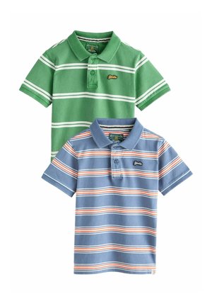 Dve tričká s krátkym rukávom polo, jedno zelené s bielymi pruhmi, druhé modré s bielymi a oranžovými pruhmi, obe s golierom a gombíkmi.