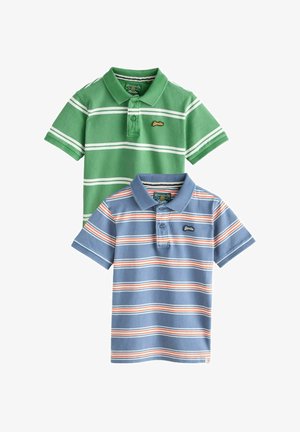 Zwei kurzärmlige Poloshirts, eines grün mit weißen Streifen, das andere blau mit weißen und orangen Streifen, beide mit Kragen und Knopfleisten.