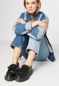 JJXX JYSEOUL  - Calças de ganga de corte relaxado - medium blue denim