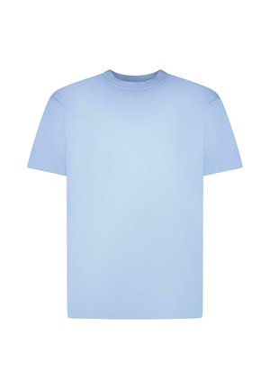 Lichtblauw T-shirt met korte mouwen en ronde hals, eenvoudig ontwerp, plat gelegd tegen een witte achtergrond.