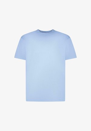 Lichtblauw T-shirt met korte mouwen en ronde hals, eenvoudig ontwerp, plat gelegd tegen een witte achtergrond.