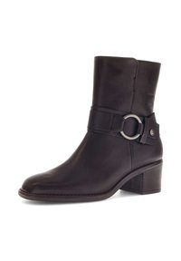 Bruine leren enkelboot met een ronde neus, een decoratieve riem met een ronde metalen gesp en een gestructureerde blokhak.