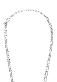 Collier argenté mettant en valeur un mélange de perles rondes et d'une chaîne délicate. Détail du fermoir visible à une extrémité. Fini lisse et poli.