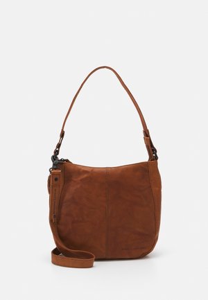 Bruine leren schoudertas met enkele riem, afneembare crossbodyriem en subtiel merklogo geperst op de voorzijde in de onderste hoek.