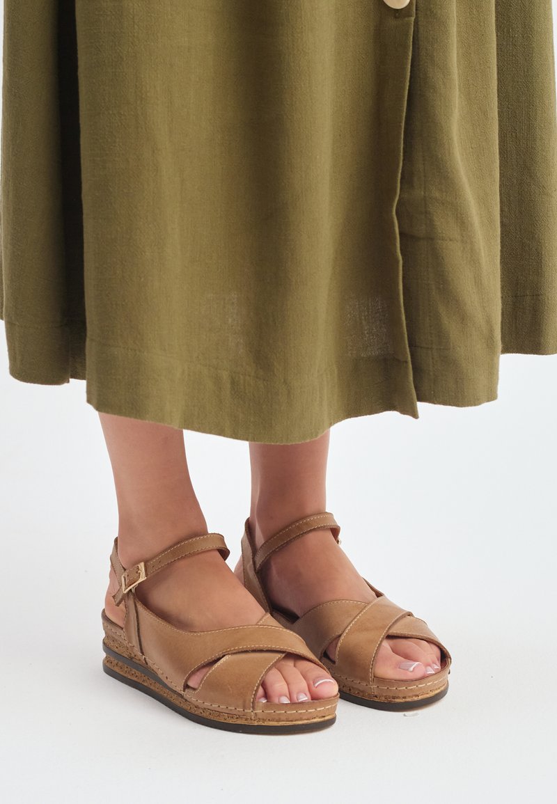 RYŁKO - Sandały na koturnie