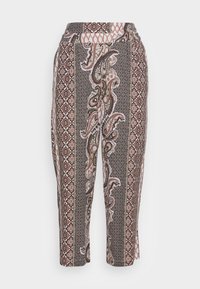 Calças estampadas com uma mistura de padrões paisley e geométricos em tons terrosos de castanho, creme e verde; cintura elástica, pernas ajustadas.
