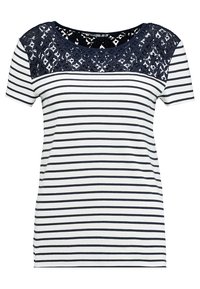 Top bianco con righe orizzontali navy e un pannello in pizzo sulle spalle. Maniche corte e scollatura rotonda. Tessuto in cotone morbido.