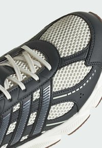 adidas Sportswear Tenisky - off white   trace grey metallic   dark blue