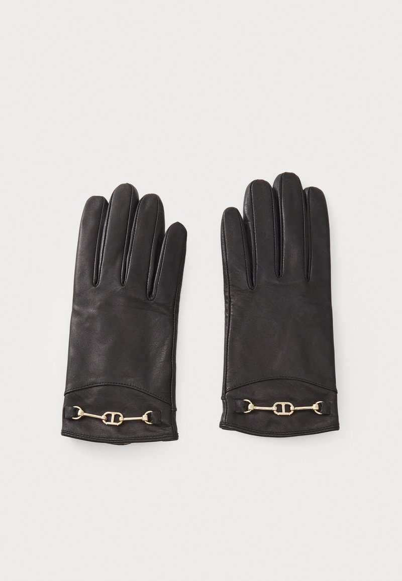 Guanti in pelle nera con tre cuciture sulle dita, caratterizzati da un accento in metallo dorato vicino al polso. Texture liscia, design aderente.