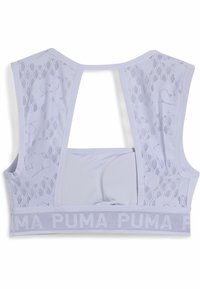 Sujetador deportivo en púrpura claro, con un respaldo de malla, tela suave y una banda elástica ancha con el logo "PUMA". Diseño minimalista con corte abierto.